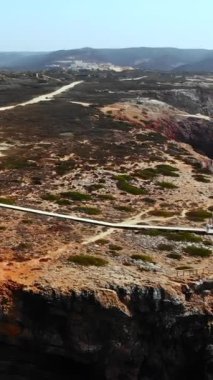 Engebeli kıyı şeridi boyunca yükselen deniz yığınları dalgalı dalgalar, gök mavisi sular, Rocky körfezleri ve dramatik. Medya