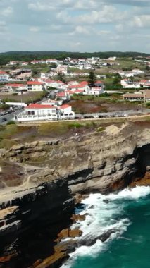 Turkuaz Okyanus Dramatik Dalgalarının Katmanlı Kaya Uçurumlarına Çarptığı Uçurum Kenarı Köyü, Redroof. Medya