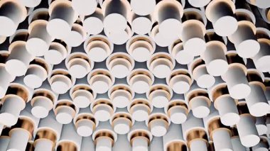 Silindirik kolye ışıklarının soyut tavanı, yoğun metal halkalar ve yumuşak halkalarla sarkıtılmış. Tasarım