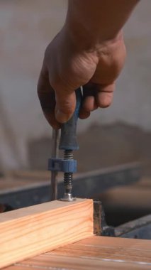 Kafkasyalı Kafkasyalı Joiner hizalaması çerçeveyi tornavidayla sabitledi. Görünür ön kol kas atölyesi. Medya