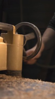 Yakın plan El Planer Wheel, Sarı Endüstriyel Makine, Masaya Saçılmış Talaşlar, Teknisyen Ayarlama. Medya