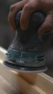 Orbital Sander ile işçi el zımparalama ahşap yüzey, sabit kavrama, toz yükselme, pürüzsüz bitiş ortaya çıkıyor. Medya