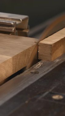 Eller tahta paneli masa testeresi üzerinde kare ve kalem ile işaretliyor, doğrama tezgahı için kusursuz, sıcak. Medya