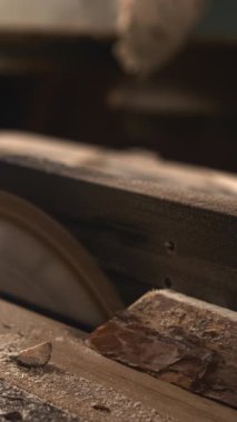 Yakın plan dairesel testere bıçağı Tozlu Masa 'dan yükseliyor, Sert Plank' a agresif bir kesik, Havada. Medya