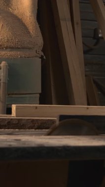 Kabin Üreticisi Testere Masasında Sabit Eller Ahşap Çitin Ötesinde, Toz Başlıklı. Medya