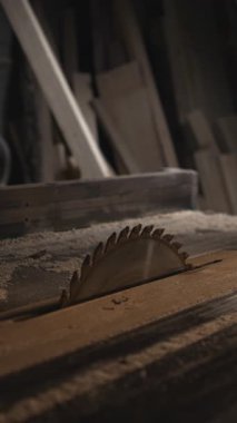 Testere Bıçağı Söndürme Atölyesi Ilık Işık, Eskimiş Tezgahın Üzerinde Parlayan Diş Testere, Dağınık Talaş, Yığılmış. Medya