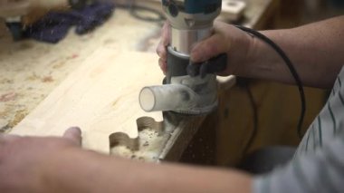 El bilgisayarı Yönlendirici Kenar Şekli Kafkasya Oyma Profili Tahtası, Toz Parçacıkları Havada, Sabit. Medya