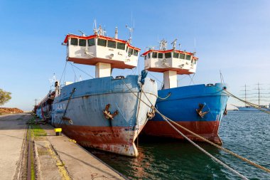 Gdynia, Pomorskie / Polonya - 25 Ekim 2020: Orta Avrupa 'daki eski liman iskelesi. Gemiler ve liman tesisleri. Sonbahar mevsimi.
