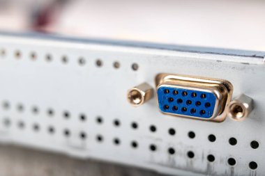 Dijital veri aktarımı için bağlantı. Elektronik panodaki bilgisayar arayüzü. Hafif arkaplan.