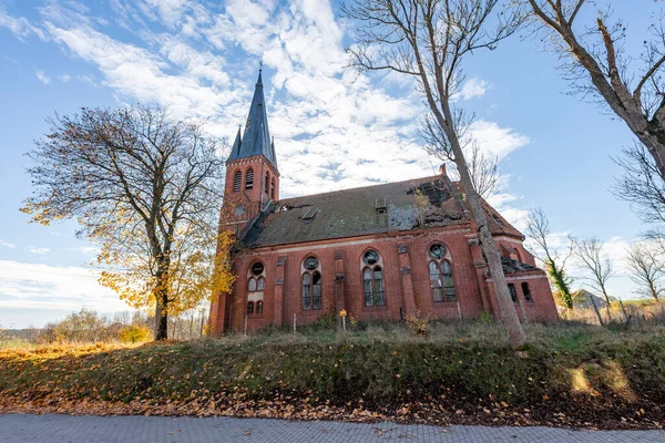 Pogodki, pomorskie / Polonya - 4 Kasım 2020: Eski harap evanjelik kilise. Orta Avrupa 'da büyük bir tuğla bina. Sonbahar mevsimi.