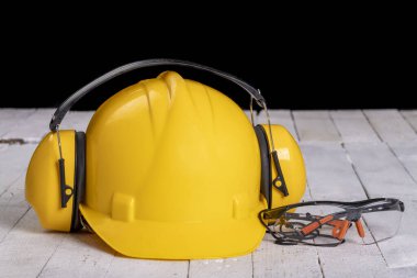 Kask ve güvenlik gözlükleri. Ev atölyesinde çalışmak için aksesuarlar. Koyu arkaplan.