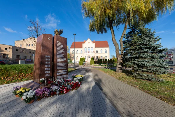 Trzcianka Wielkopolskie Poland 2020年11月20日 市中心的一个广场和一个纪念碑 中欧一个小城市的中心 秋季季节 — 图库照片