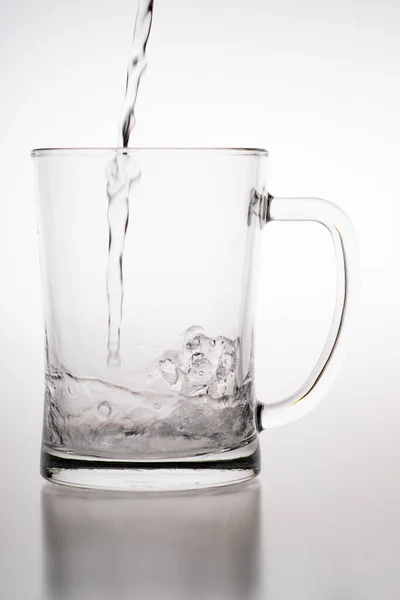 Deitar Água Numa Caneca Recipiente Vidro Para Álcool Gaseificado Fraco — Fotografia de Stock