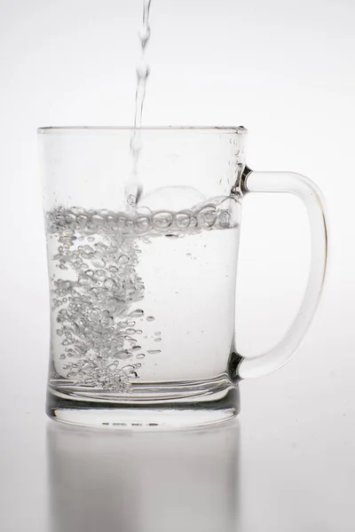 Deitar Água Numa Caneca Recipiente Vidro Para Álcool Gaseificado Fraco — Fotografia de Stock