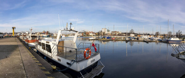 Кребржег, Заходниоморске / Польша - 25 ноября 2020 года: порт в городе, расположенном на Балтийском море. Пристань для швартовки судов. Осенний сезон.