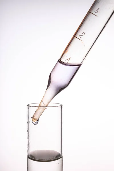 Pipette Verre Tasse Mesurer Avec Liquide Accessoires Dans Laboratoire Chimique — Photo