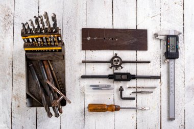 Metal iplikleri kestiğin için bir vuruş ve bir ölüm. Çilingir atölyesindeki aksesuarlar. Hafif arkaplan.