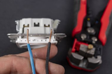 Montaj sırasında bakır elektrik kabloları. Ev halkının elektriği çok az. Koyu arkaplan.
