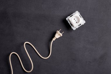 Çeşitli ev aletlerini çalıştırmak için priz ve soket. Evde elektrik tesisatı var. Koyu arkaplan.