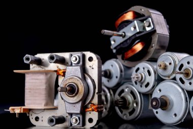 Ev aletlerinde kullanılan küçük elektrikli motorlar. Çeşitli küçük cihazları sürmek için aygıtlar. Koyu arkaplan.