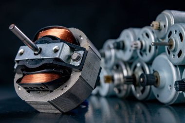 Ev aletlerinde kullanılan küçük elektrikli motorlar. Çeşitli küçük cihazları sürmek için aygıtlar. Koyu arkaplan.