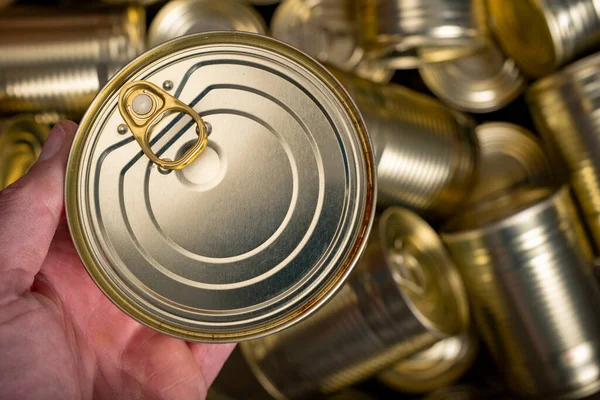 Latas Comida Metal Preso Uma Mão Masculina Comida Armazenada Para — Fotografia de Stock