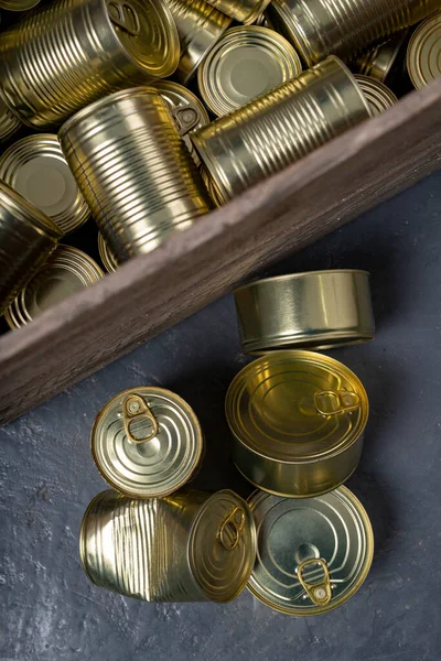 Metalen Blikjes Eten Een Houten Krat Voedsel Opgeslagen Voor Moeilijke — Stockfoto