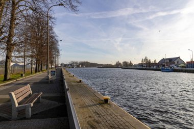 Darlowko, Batı Pomeranya Voyvodalığı Polonya - 17 Aralık 2020: Baltık Denizi kıyısında küçük bir kasaba. Liman kanalı ve Orta Avrupa 'daki binalar. Sonbahar mevsimi.