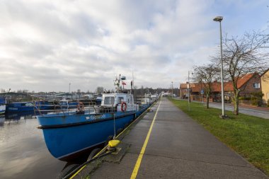 Leba, Pomorskie, Polonya - 18 Aralık 2020: Küçük bir kasabada liman. Liman iskelesi ve kıyıya demir atmış tekneler. Sonbahar mevsimi.