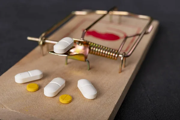 マウストラップに置かれた医療用錠剤 医薬品の形で人々のためのトラップ 暗い背景 — ストック写真