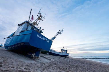 Uniescie, Batı Pomeranya Voyvoda gemisi Polonya - 26 Aralık 2020: deniz kıyısında balıkçı tekneleri. Orta Avrupa 'da küçük bir balıkçı limanı. Sonbahar mevsimi.
