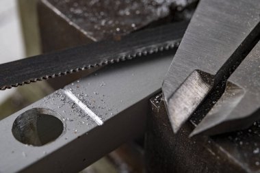 El testeresiyle alüminyum kesmek. Çilingir amatör olarak çalışıyor. Atölye çalışması.