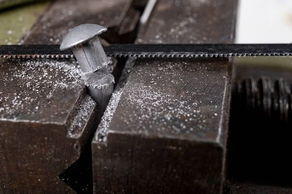 Aluminium Zagen Met Een Handzaag Slotenmaker Werkt Als Amateur Werkplaats — Stockfoto