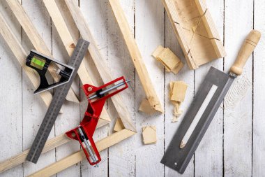 İki tahta parçasının açısal bağlantısı. Bir tablo için ahşap çerçeve yapıyorum. İşyeri marangozluk atölyesi.