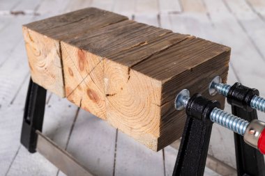 Tahtayı yapıştırmak için klemp. Atölyedeki marangoz aksesuarları. Hafif arkaplan.