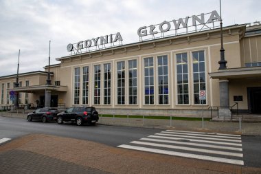 Gdynia, Pomeranya Polonya - 10 Ocak 2021: Orta Avrupa tren istasyonu binası. Şehir merkezindeki tren istasyonu. Sonbahar mevsimi.