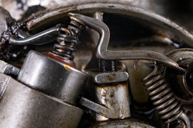 İçten yanmalı motor ateşleme sistemi. Motorun elektrik şalteri. Atölye çalışma yeri.