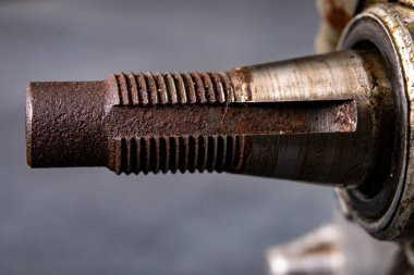 Musluk için boşluğu olan metal motor mili. Motordaki elektrik sistemi kurulumunun yeri. Atölye çalışma yeri.