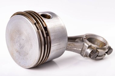 Piston ve küçük bir içten yanmalı motorun bağlantı çubuğu. Motor tamiri ve yenilenmesi için yedek parça. Hafif arkaplan.
