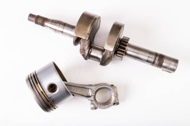 Küçük bir içten yanmalı motorun piston ve krank mili. Motor tamiri ve yenilenmesi için yedek parça. Hafif arkaplan.