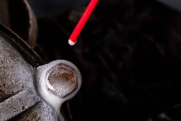 Removendo Parafuso Apreendido Enferrujado Com Agente Químico Pequenos Trabalhos Reparação — Fotografia de Stock