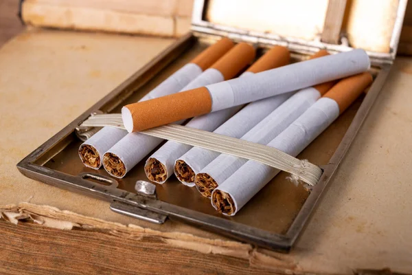 Sigarette Portasigarette Metallo Stimolanti Adulti Pericolosi Salute Sfondo Scuro — Foto Stock