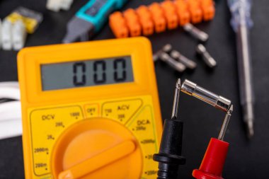 Cam fünyesinin verimliliğinin ölçümü. Elektrik teçhizatı onarımı ve kurulumu için aksesuarlar. Koyu arkaplan.