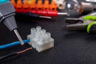 Bakır kablolar için bağlantı. Elektrik teçhizatı onarımı ve kurulumu için aksesuarlar. Koyu arkaplan.