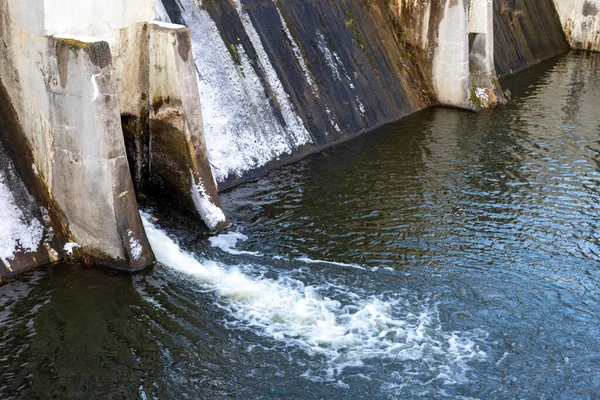 Voda Odtéká Malé Přehradě Pohled Přetečený Kanál Hydrotechnické Struktuře Zimní — Stock fotografie