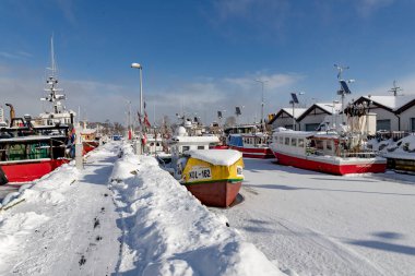 Kolobrzeg, Pomeranya Voyvodalığı Polonya - 12 Şubat 2021: Karla kaplı balıkçılık limanı. Kış manzarasında küçük bir balıkçı limanı. Kış mevsimi.