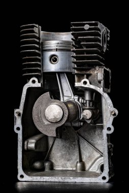 İçten yanmalı motor enine kesitte. İçten yanmalı motordaki piston ve krank milinin görüntüsü. Koyu arkaplan.