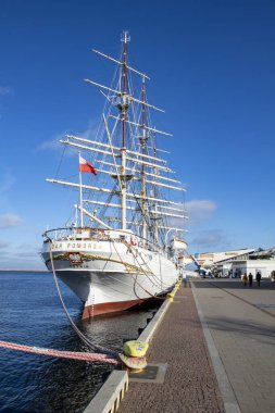 Gdynia, Pomeranya Polonya - 29 Şubat 2021: yelkenli gemi müzeye dönüştü. Port City 'de turistik bir yer. Sezon - Bahar.