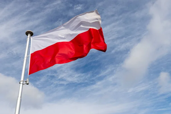 Bandeira Polonesa Contexto Céu Nublado Símbolo Nacional Polónia Mastro Temporada — Fotografia de Stock