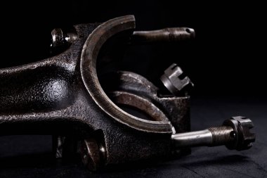 İçten yanmalı motor için büyük bir bağlantı çubuğu. Büyük kamyonet motorlarının yenilenmesi için aksesuarlar. Koyu arkaplan.